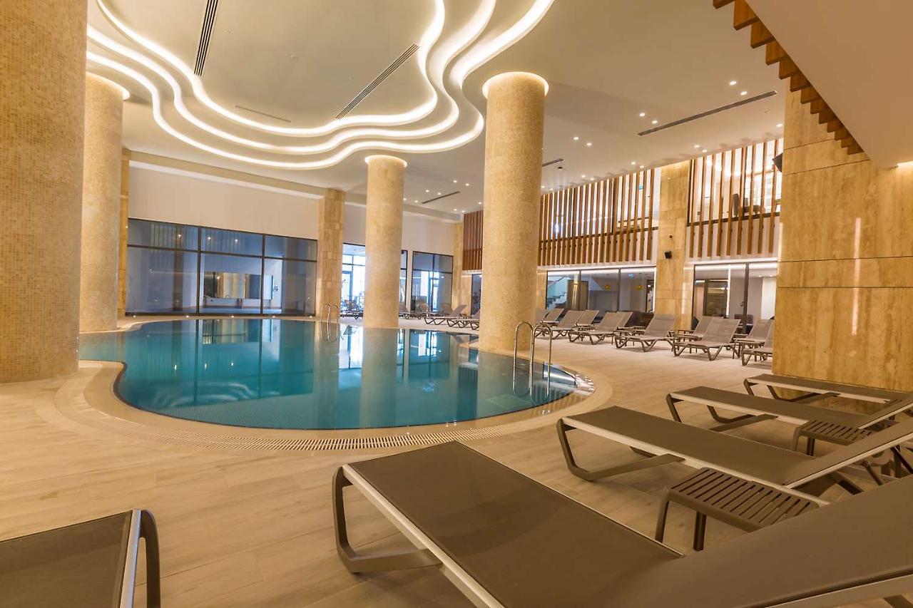 Radisson Blu Hotel Trabzon Kültér fotó The swimming pool at the hotel