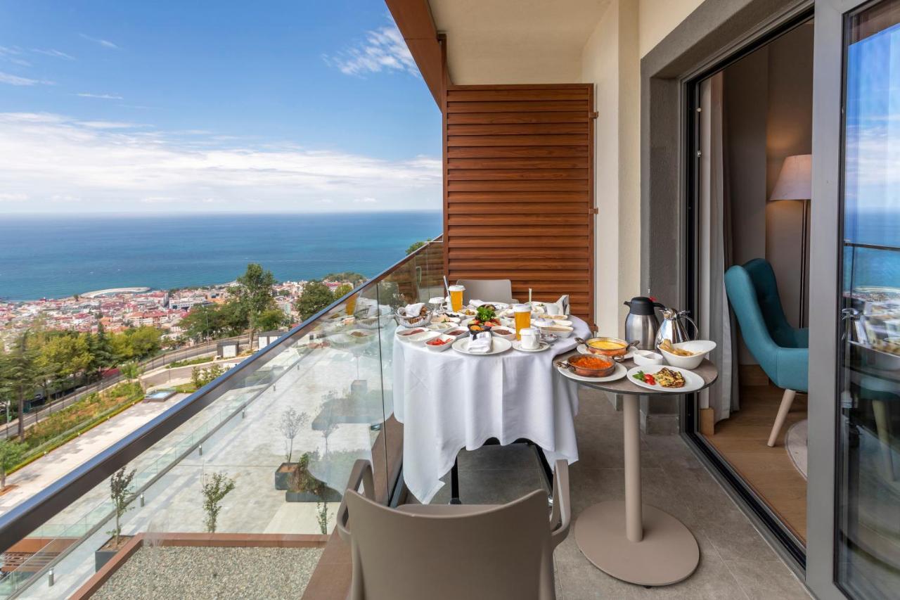Radisson Blu Hotel Trabzon Kültér fotó A balcony at the hotel