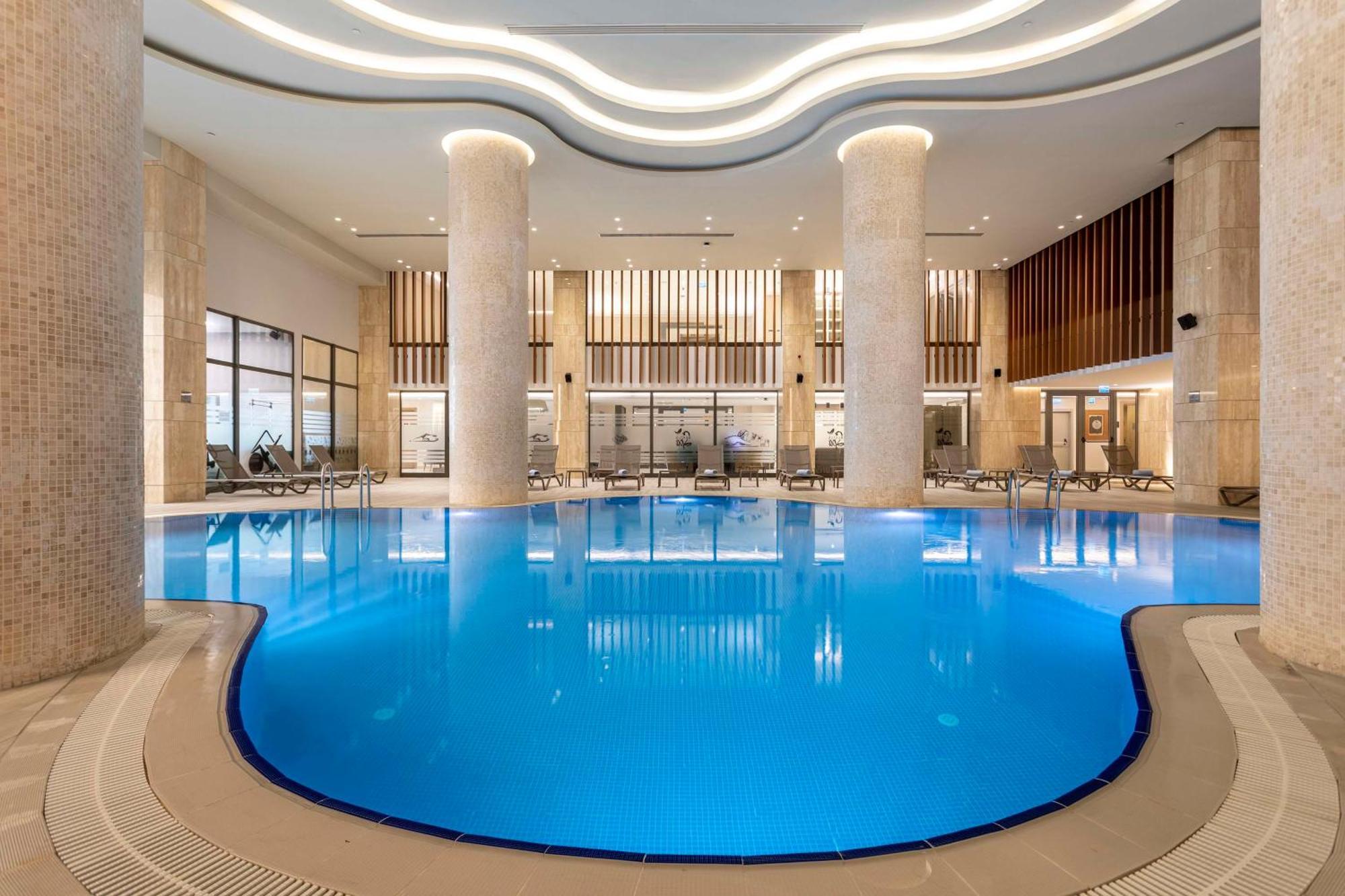Radisson Blu Hotel Trabzon Kültér fotó The swimming pool at the hotel